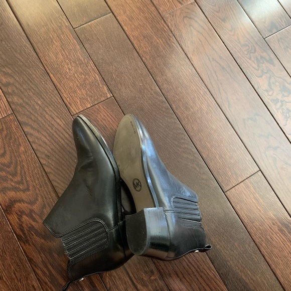 Michael cors.. - Picture 2 of 2